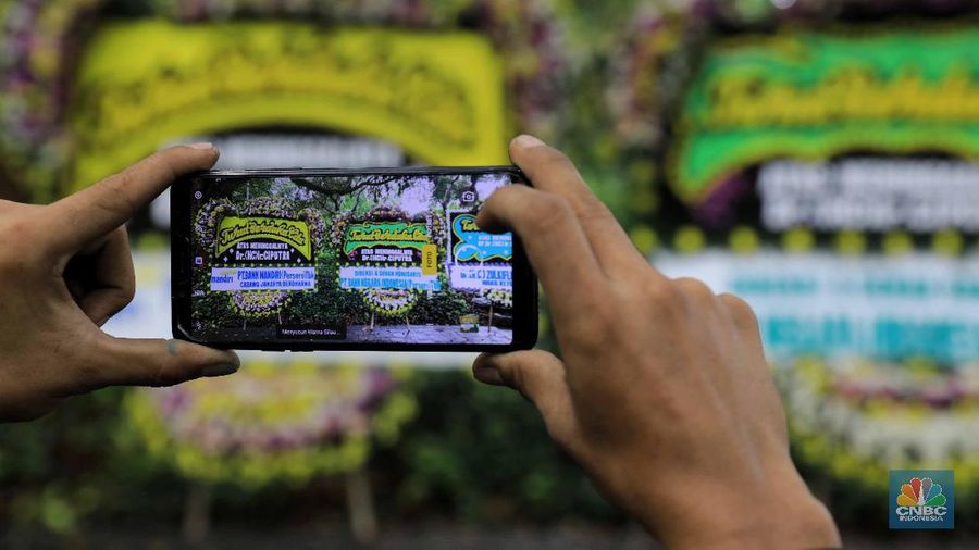 Pengusaha nasional pendiri Grup Ciputra, Dr (HC) Ir Ciputra, meninggal dunia hari ini di Singapura dalam usia 88 tahun.