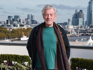 Pemeran Gandalf Terjatuh di Panggung saat Main Teater