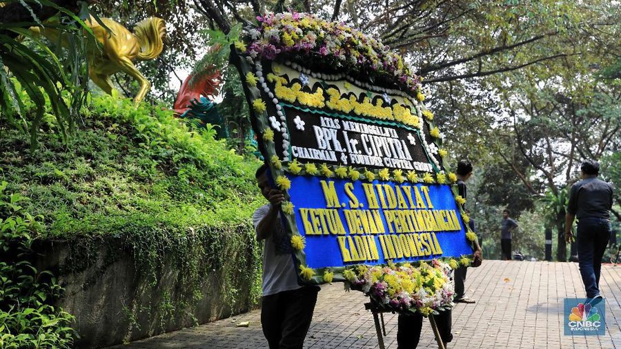 Pengusaha nasional pendiri Grup Ciputra, Dr (HC) Ir Ciputra, meninggal dunia hari ini di Singapura dalam usia 88 tahun.