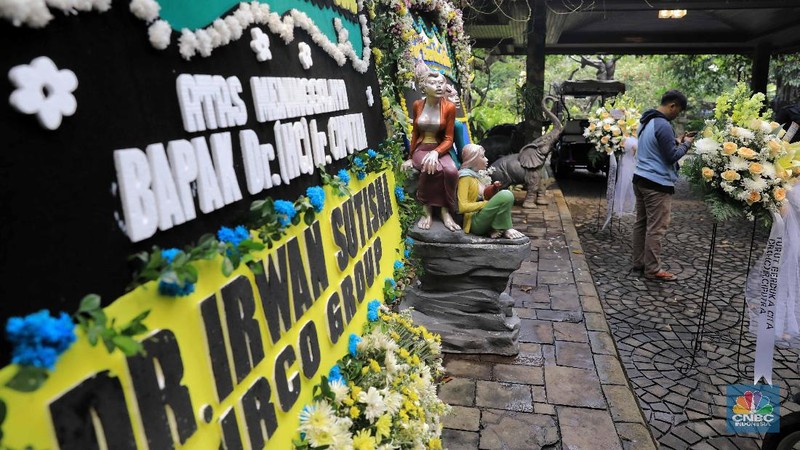 Pengusaha nasional pendiri Grup Ciputra, Dr (HC) Ir Ciputra, meninggal dunia hari ini di Singapura dalam usia 88 tahun.
