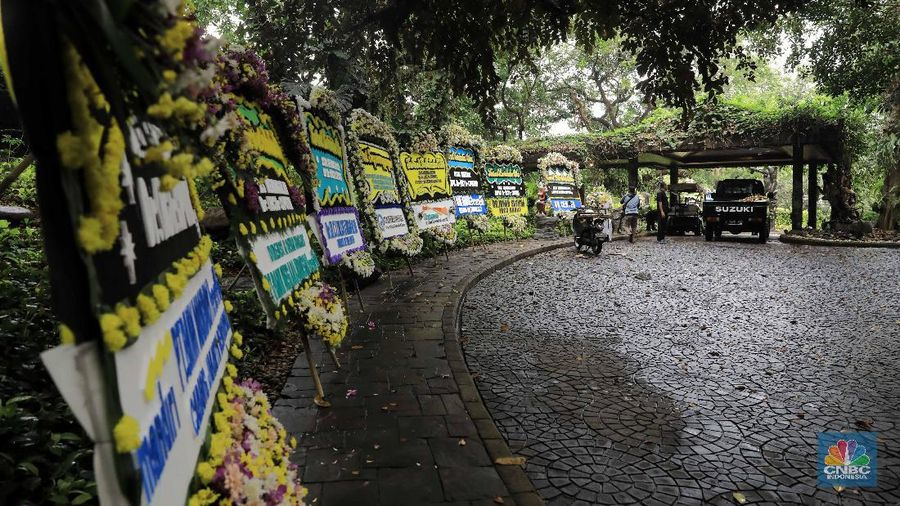 Pengusaha nasional pendiri Grup Ciputra, Dr (HC) Ir Ciputra, meninggal dunia hari ini di Singapura dalam usia 88 tahun.
