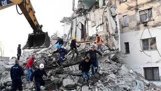 FOTO: Derai Air Mata Akibat Gempa Albania