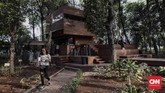 Sejumlah pengunjung sedang menikmati suasana di Arborea Cafe, Jakarta. Kafe yang terletak di kawasan Manggala Wanabakti, Kementerian Lingkungan Hidup dan Kehutanan ini menawarkan suasana tempat wisata di tengah area hutan kota yang dipenuhi pohon-pohon besar. (CNNIndonesia/Bisma Septalisma)