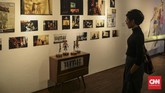 Seorang pengunjung sedang mengamati instalasi wayang bocor di Dia.Lo.Gue Artspace, Kemang, Jakarta. Menurut Kepala Bidang Informasi dan Pengembangan Disparbud DKI Jakarta Alberto Ali, Kemang menjadi salah satu destinasi wisata di Jakarta yang bertemakan urban. (CNNIndonesia/Bisma Septalisma)
