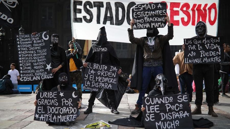 Masyarakat Kolombia melakukan demonstrasi anti pemerintah di Bogota, Kolombia Rabu (27/11/2019)
