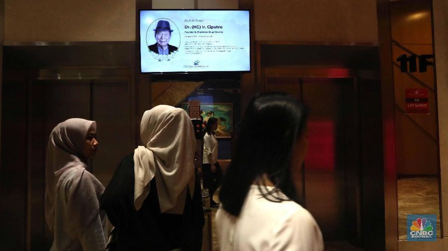 Suasana karangan bunga yang memenuhi kawasan Mal Ciputra Artpreneur, Kuningan, Jakarta Selatan,