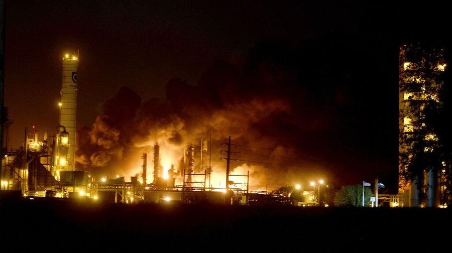 Sekitar 60.000 orang dievakuasi dari daerah Port Neches di Texas setelah serangkaian ledakan besar melanda sebuah pabrik kimia, Rabu (27/11/2019).