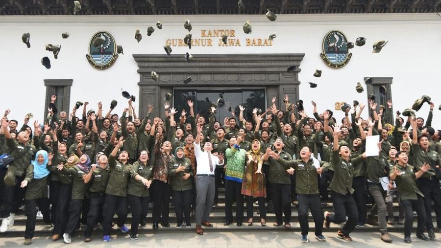 Ridwan Kamil melepas secara resmi 110 milenial yang lolos seleksi Patriot Desa pada seremoni di Aula Timur Gedung Sate, Kota Bandung.