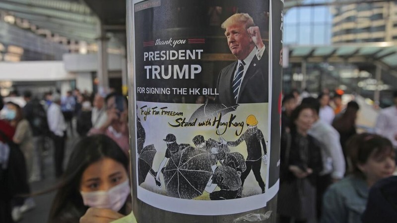 Massa pro demokrasi merayakan ditekennya UU Hak Asasi Manusia (HAM) dan Demokrasi Hong Kong oleh Presiden AS Donald Trump
