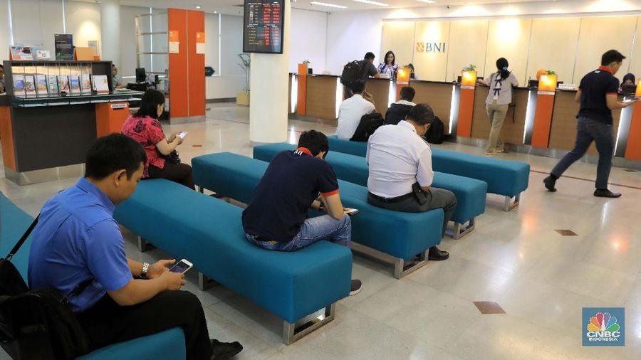 Meskipun layanan kanal elektronik milik bank saat ini lebih nyaman dan praktis, masih banyak nasabah memilih untuk bertransaksi langsung melalui kantor cabang.