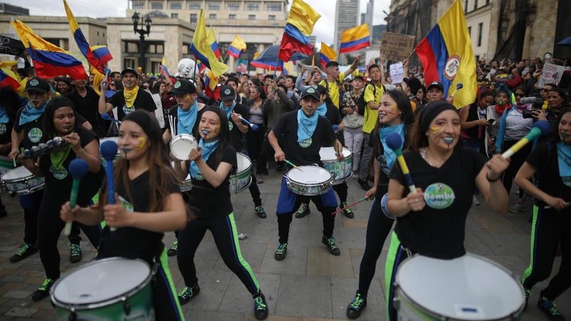 Masyarakat Kolombia melakukan demonstrasi anti pemerintah di Bogota, Kolombia Rabu (27/11/2019)