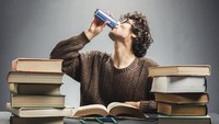 Harus Begadang Kelarin Kerjaan? Ini Minuman Energi yang Paling Sering Jadi Andalan 