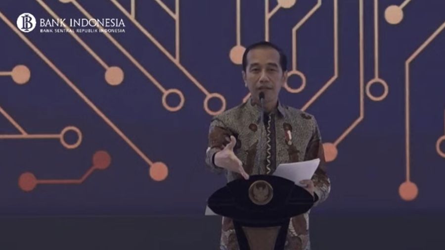 Jokowi melontarkan permintaan maaf perihal keputusannya memangkas jumlah eselon kementerian yang selama ini dianggap hanya menghambat arus investasi masuk.