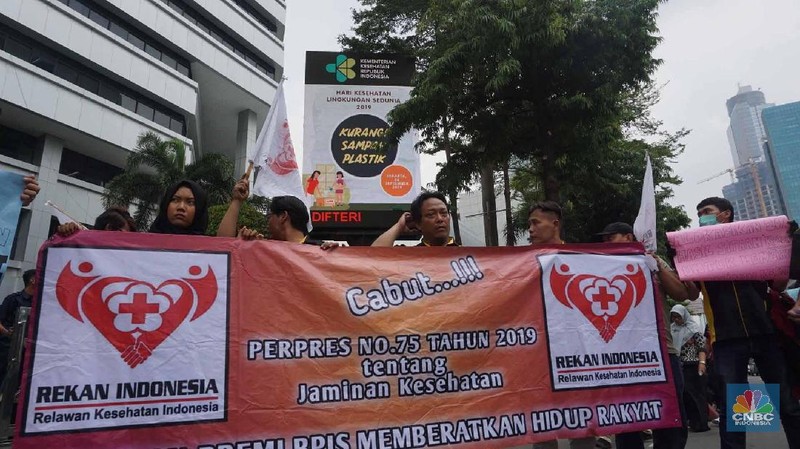 Sejumlah massa dari Relawan Kesehatan Indonesia melakukan aksi di depan kantor Kementerian Kesehatan RI