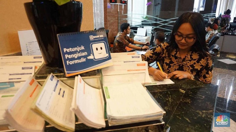 Meskipun layanan kanal elektronik milik bank saat ini lebih nyaman dan praktis, masih banyak nasabah memilih untuk bertransaksi langsung melalui kantor cabang.