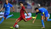 Osvaldo Haay mencetak gol lewat tendangan keras kaki kiri setelah memenangi duel perebutan bola di luar kotak penalti. (ANTARA FOTO/Sigid Kurniawan)