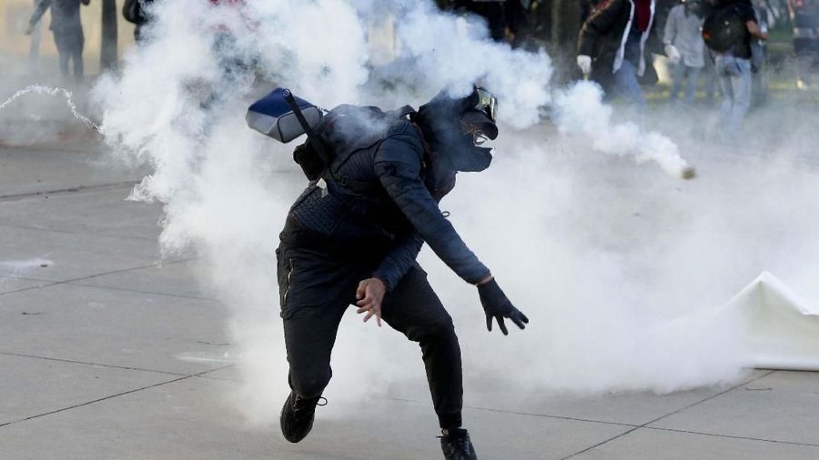 Masyarakat Kolombia melakukan demonstrasi anti pemerintah di Bogota, Kolombia Rabu (27/11/2019)