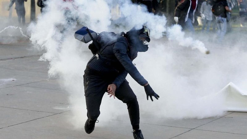 Masyarakat Kolombia melakukan demonstrasi anti pemerintah di Bogota, Kolombia Rabu (27/11/2019)