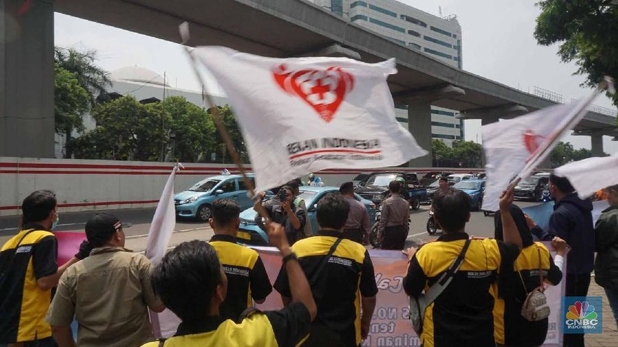 Sejumlah massa dari Relawan Kesehatan Indonesia melakukan aksi di depan kantor Kementerian Kesehatan RI
