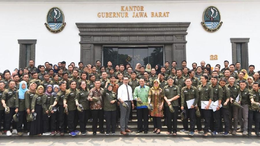 Ridwan Kamil melepas secara resmi 110 milenial yang lolos seleksi Patriot Desa pada seremoni di Aula Timur Gedung Sate, Kota Bandung.