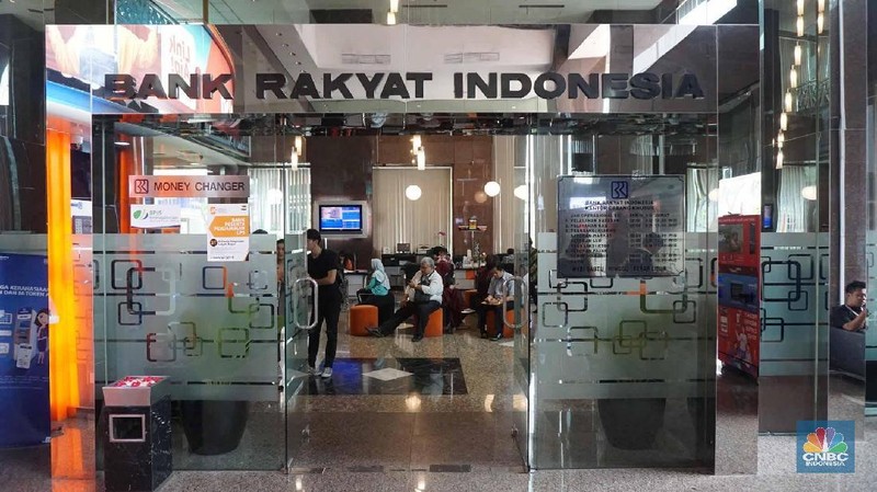 Meskipun layanan kanal elektronik milik bank saat ini lebih nyaman dan praktis, masih banyak nasabah memilih untuk bertransaksi langsung melalui kantor cabang.