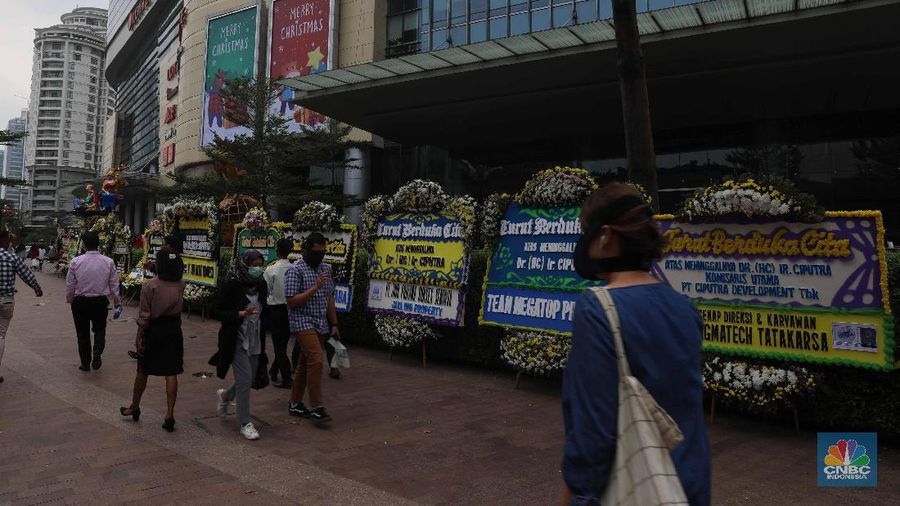 Suasana karangan bunga yang memenuhi kawasan Mal Ciputra Artpreneur, Kuningan, Jakarta Selatan,