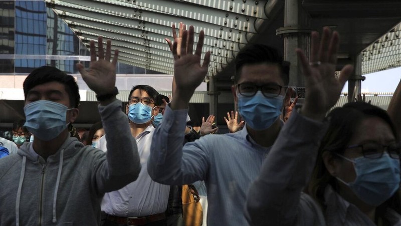 Massa pro demokrasi merayakan ditekennya UU Hak Asasi Manusia (HAM) dan Demokrasi Hong Kong oleh Presiden AS Donald Trump