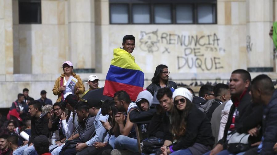 Masyarakat Kolombia melakukan demonstrasi anti pemerintah di Bogota, Kolombia Rabu (27/11/2019)