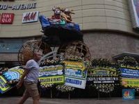 Bentuk Belasungkawa, Karangan Bunga Kepung Ciputra Artpreneur