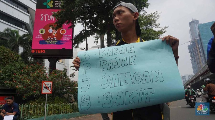 Sejumlah massa dari Relawan Kesehatan Indonesia melakukan aksi di depan kantor Kementerian Kesehatan RI