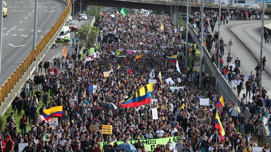 Masyarakat Kolombia melakukan demonstrasi anti pemerintah di Bogota, Kolombia Rabu (27/11/2019)
