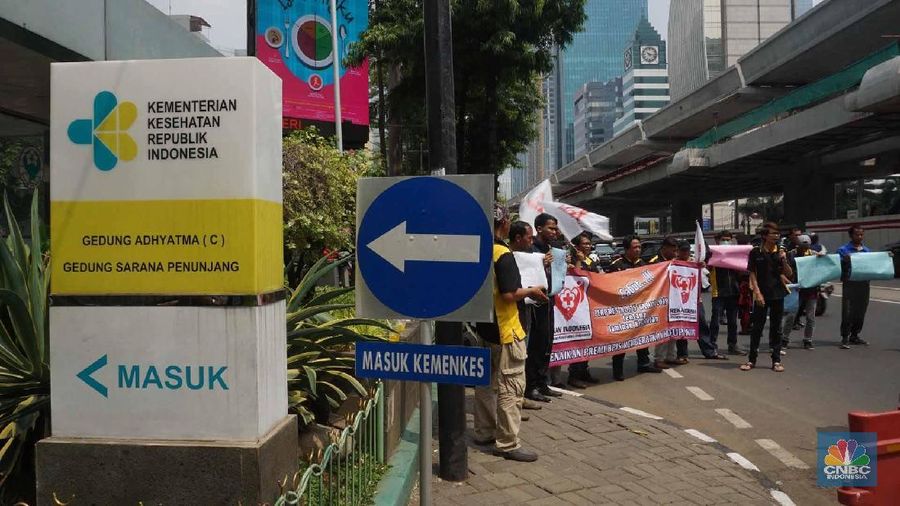 Sejumlah massa dari Relawan Kesehatan Indonesia melakukan aksi di depan kantor Kementerian Kesehatan RI