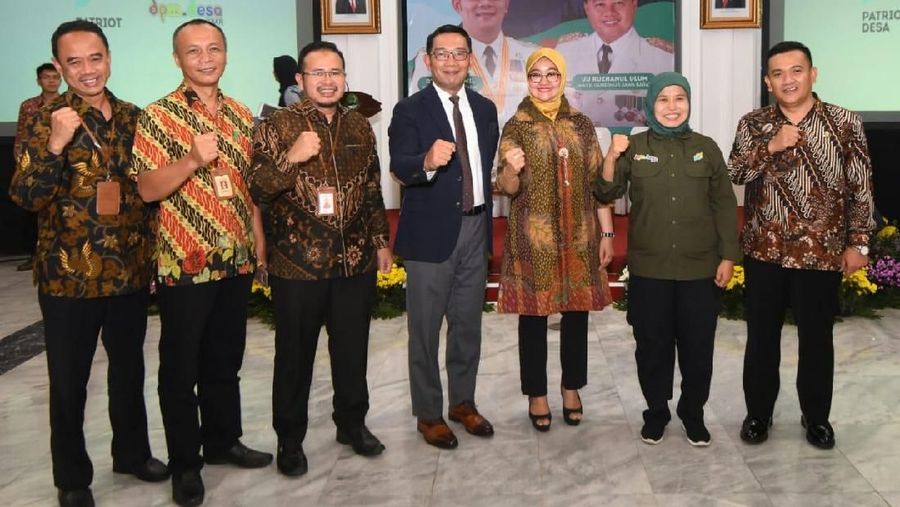 Ridwan Kamil melepas secara resmi 110 milenial yang lolos seleksi Patriot Desa pada seremoni di Aula Timur Gedung Sate, Kota Bandung.