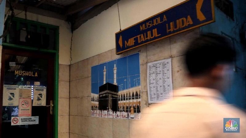 Pelajar melintas di kawasan kampung warna-warni Penas, Jakarta, Rabu (27/11/2019).