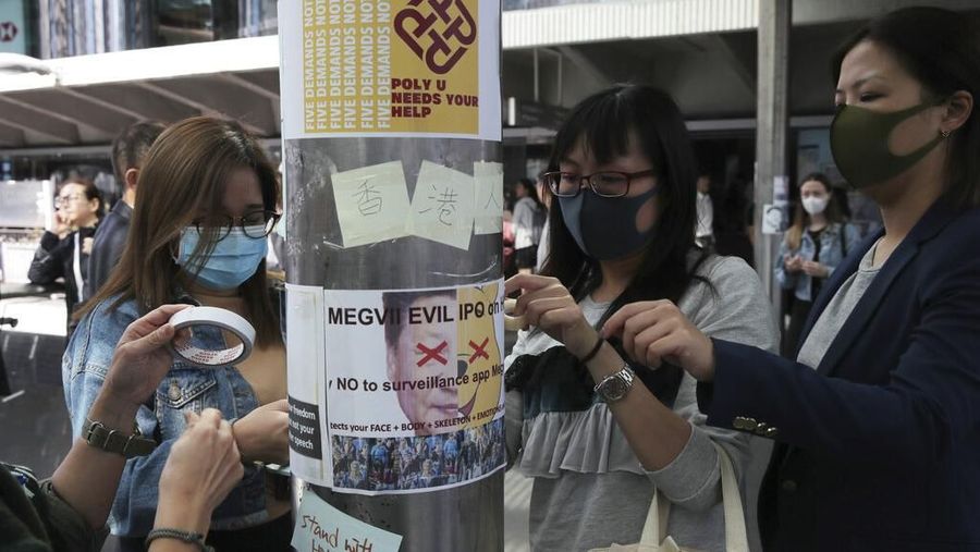 Massa pro demokrasi merayakan ditekennya UU Hak Asasi Manusia (HAM) dan Demokrasi Hong Kong oleh Presiden AS Donald Trump