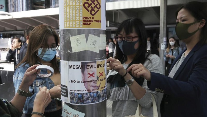 Massa pro demokrasi merayakan ditekennya UU Hak Asasi Manusia (HAM) dan Demokrasi Hong Kong oleh Presiden AS Donald Trump