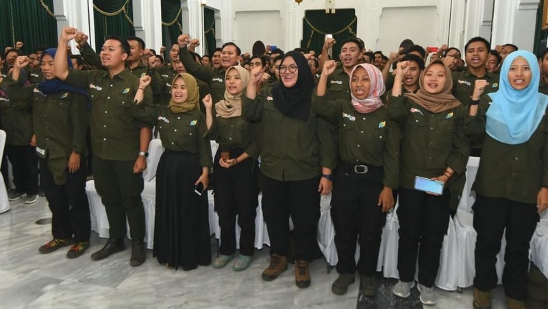 Ridwan Kamil melepas secara resmi 110 milenial yang lolos seleksi Patriot Desa pada seremoni di Aula Timur Gedung Sate, Kota Bandung.