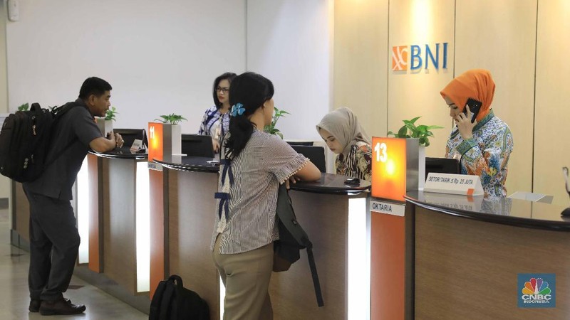 Meskipun layanan kanal elektronik milik bank saat ini lebih nyaman dan praktis, masih banyak nasabah memilih untuk bertransaksi langsung melalui kantor cabang.
