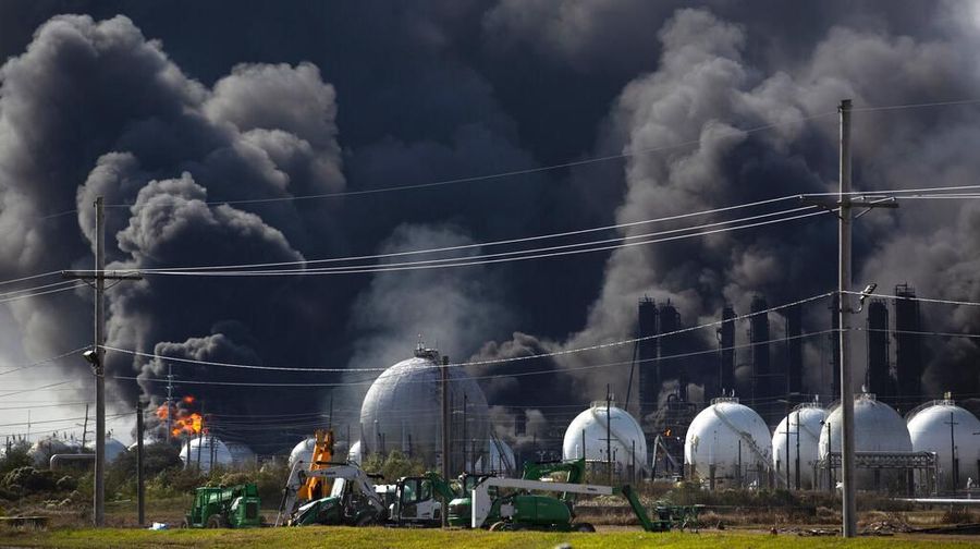 Sekitar 60.000 orang dievakuasi dari daerah Port Neches di Texas setelah serangkaian ledakan besar melanda sebuah pabrik kimia, Rabu (27/11/2019).