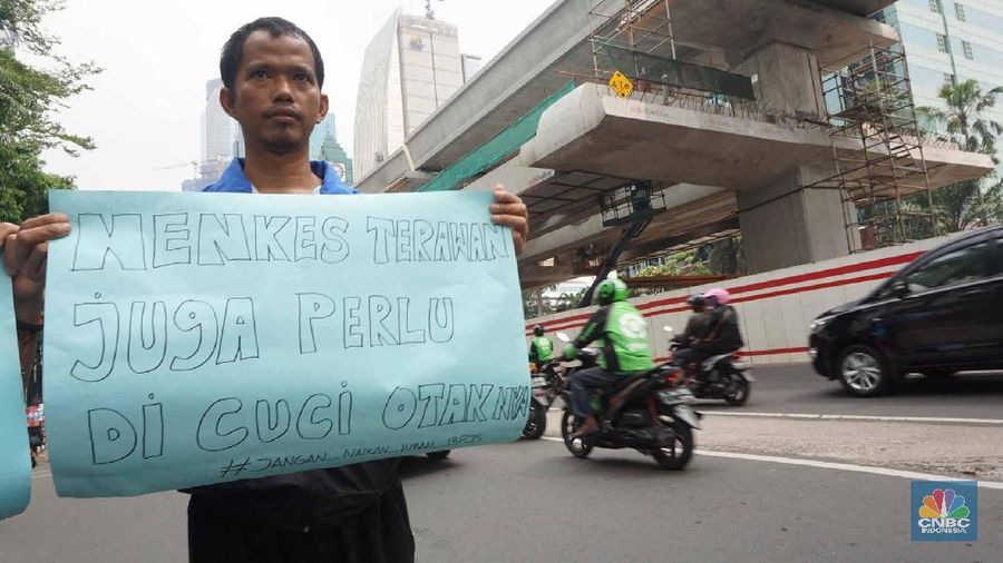 Sejumlah massa dari Relawan Kesehatan Indonesia melakukan aksi di depan kantor Kementerian Kesehatan RI