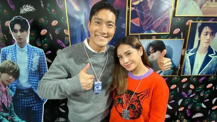 Choi Siwon meminta warga Indonesia untuk mengikuti akun Instagramnya lewat Story pasutri selebriti asal Indonesia, Raffi Ahmad dan Nagita Slavina.