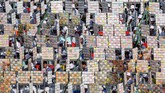 Di Stadion Nasional di Bangkok, Thailand, anak-anak muda menunjukkan papan tulisan sebelum misa suci yang dipimpin oleh Paus Fransiskus dimulai. (Photo by Mohd RASFAN / AFP)