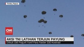 VIDEO: Aksi TNI Latihan Terjun Payung di Timika Papua