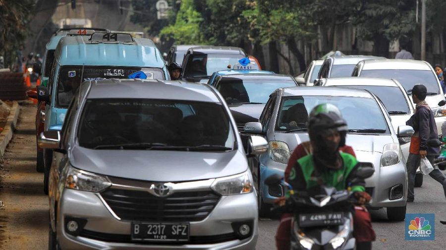 Suasana kondisi lalu lintas yang macet di depan Mal Ambasador, Jln. Prof. DR Satrio, Kuningan, Jakarta Selatan