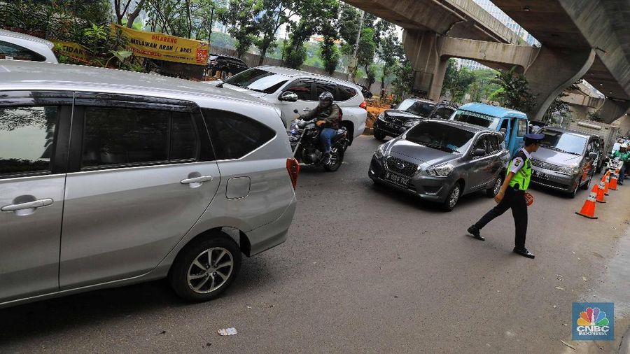 Suasana kondisi lalu lintas yang macet di depan Mal Ambasador, Jln. Prof. DR Satrio, Kuningan, Jakarta Selatan