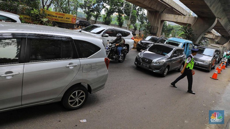 Suasana kondisi lalu lintas yang macet di depan Mal Ambasador, Jln. Prof. DR Satrio, Kuningan, Jakarta Selatan