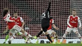 Gelandang Frankfurt Daichi Kamada cetak gol ke gawang Arsenal. Pemain asal Jepang itu mencetak dua gol di laga tersebut. (AP Photo/Matt Dunham)
