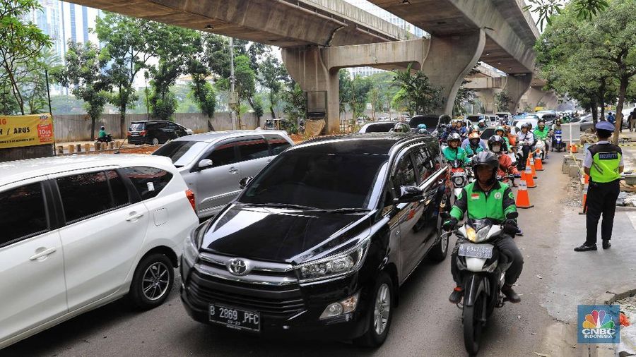Suasana kondisi lalu lintas yang macet di depan Mal Ambasador, Jln. Prof. DR Satrio, Kuningan, Jakarta Selatan