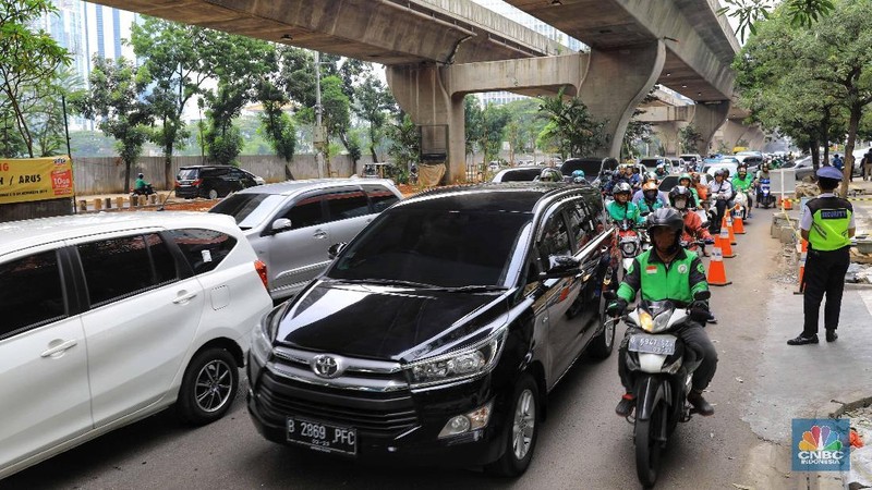 Suasana kondisi lalu lintas yang macet di depan Mal Ambasador, Jln. Prof. DR Satrio, Kuningan, Jakarta Selatan