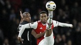 Gelandang tim tamu Gelson Fernandes (kiri) berusaha menahan gelandang Arsenal Joe Willock. (AP Photo/Matt Dunham)